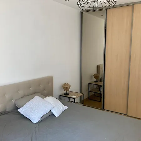 Dans Cosy Avec Terrasse 홈스테이